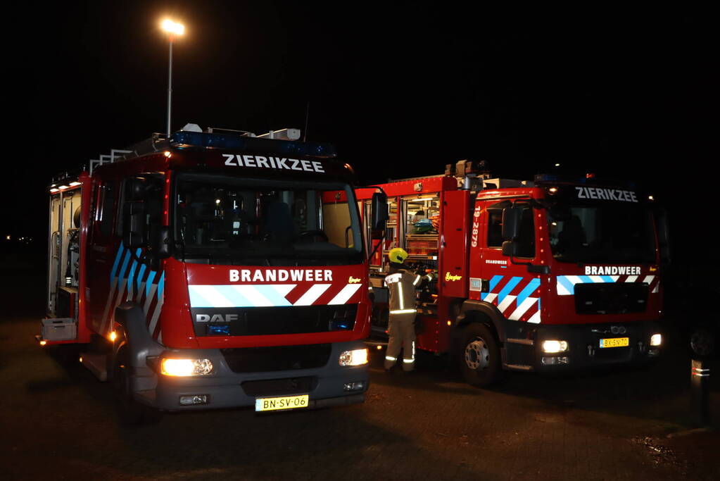 Brandweer heeft flinke klus aan omgewaaid fietsenhok