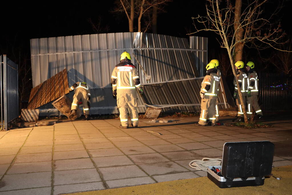 Brandweer heeft flinke klus aan omgewaaid fietsenhok