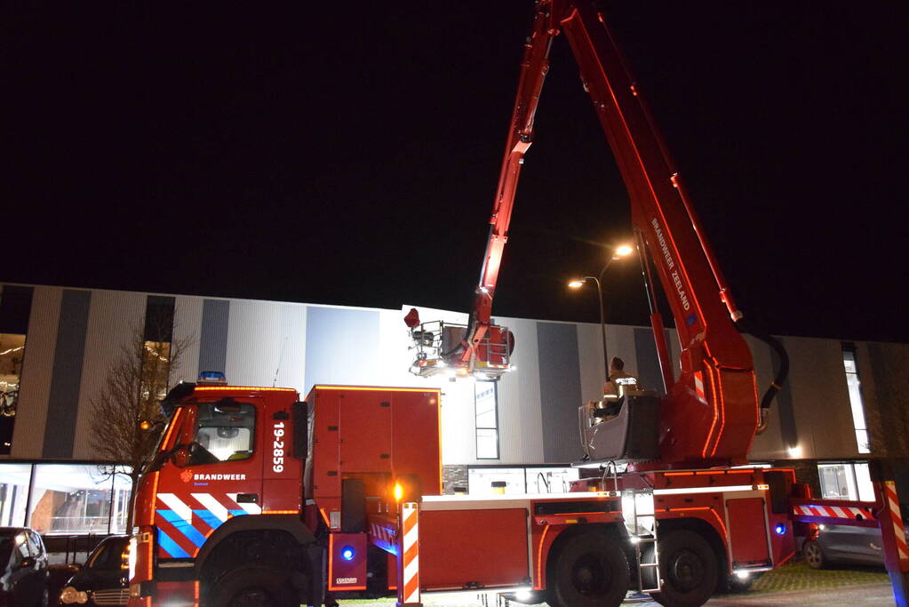 Brandweer zet hoogwerker in voor loshangende gevelplaat