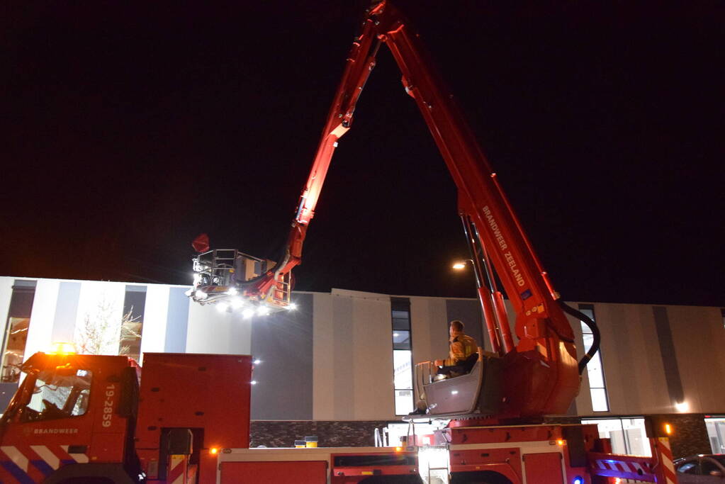 Brandweer zet hoogwerker in voor loshangende gevelplaat