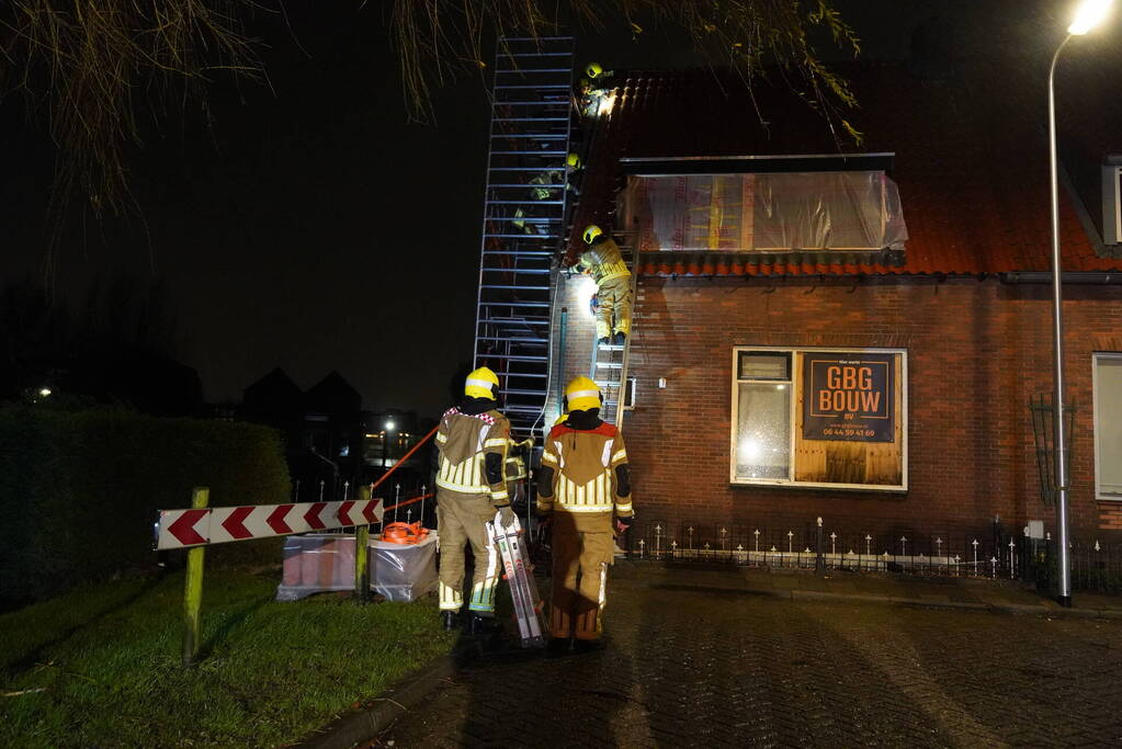 Dakpannen waaien van woning