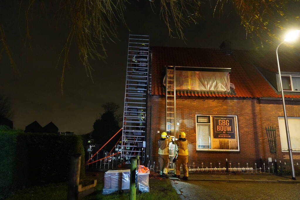 Dakpannen waaien van woning