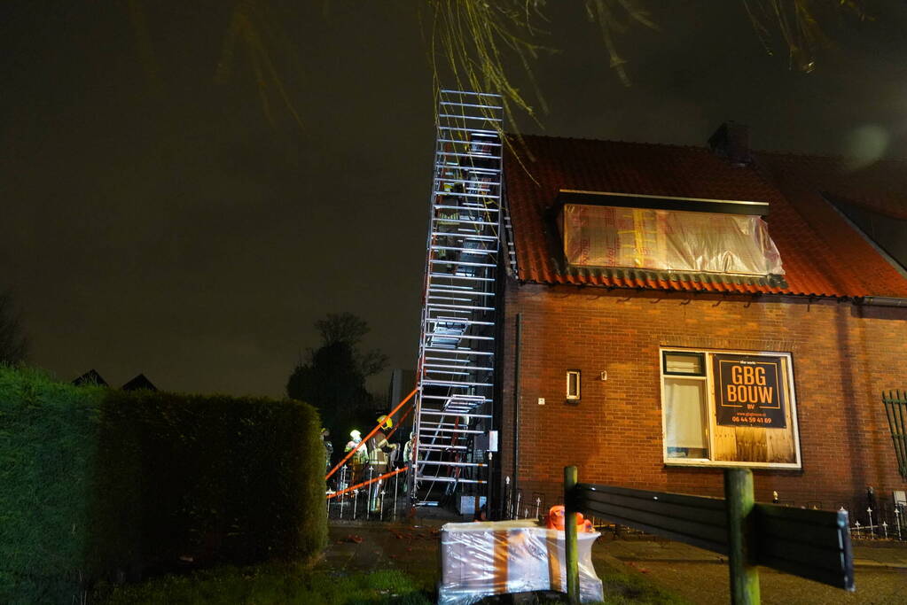 Dakpannen waaien van woning