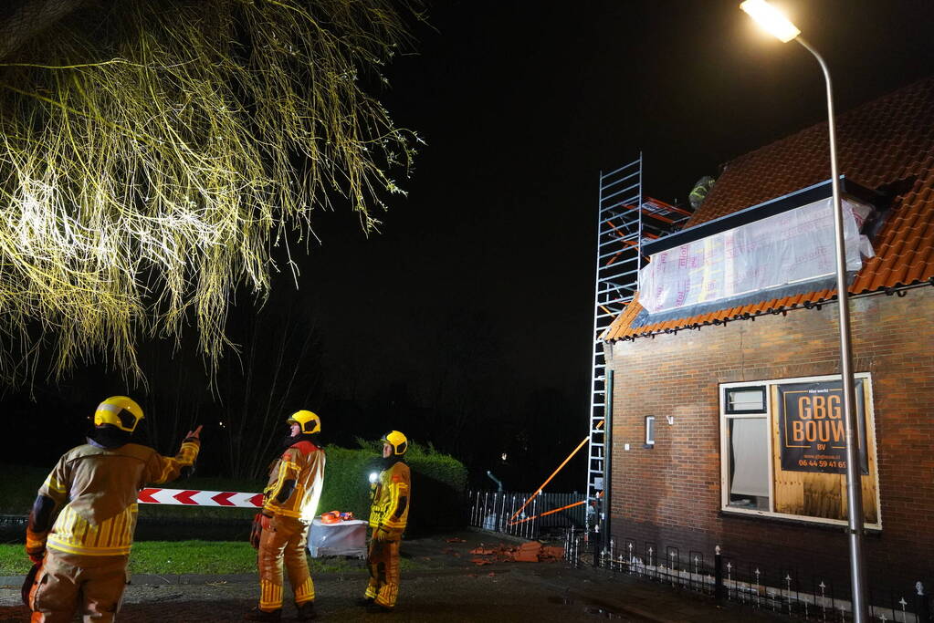 Dakpannen waaien van woning