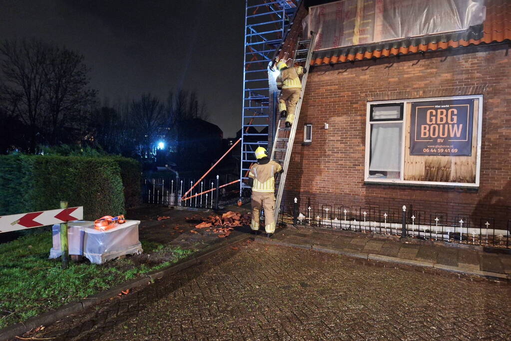 Dakpannen waaien van woning