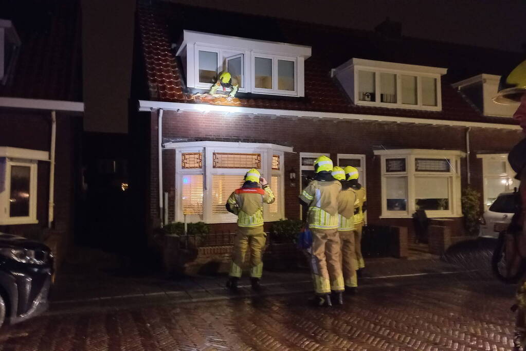 Brandweer ingezet voor losliggende dakpannen