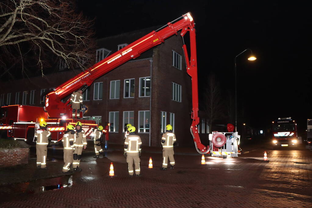 Dakpannen waaien van politiebureau af