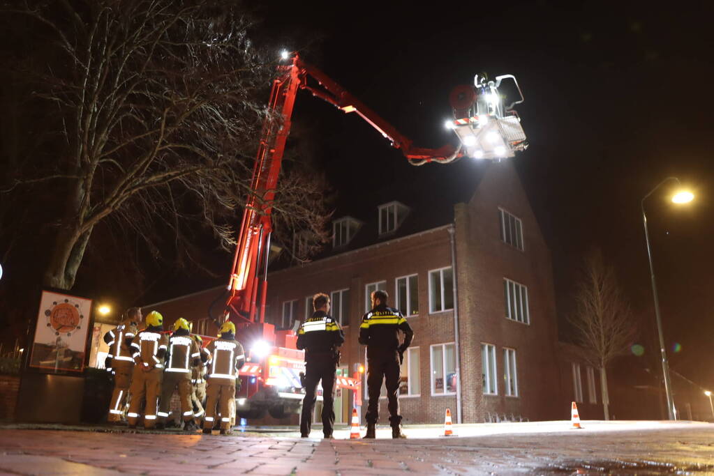 Dakpannen waaien van politiebureau af