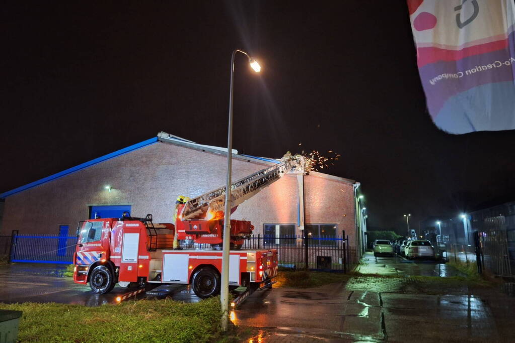 Dakrand van autobedrijf slaat om door harde wind