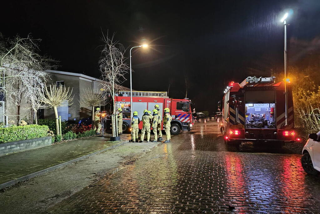 Grote boom waait om en belandt tegen woning