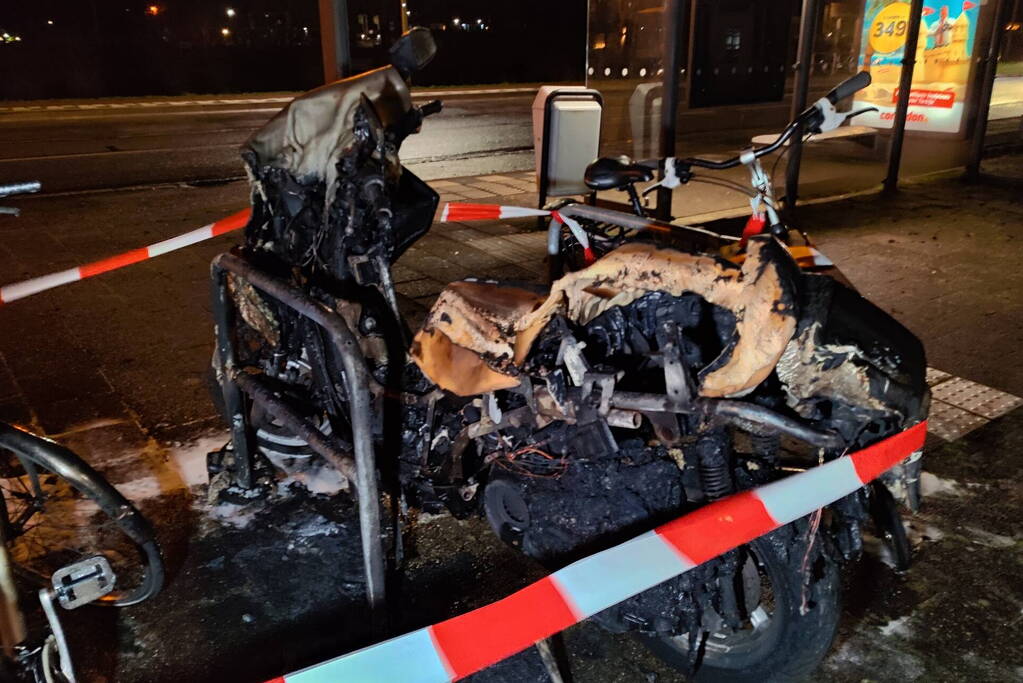 Scooter verwoest door brand