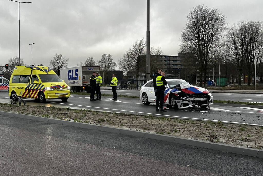 Politievoertuig betrokken bij ongeval tijdens achtervolging