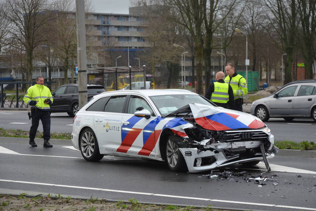 Politievoertuig betrokken bij ongeval tijdens achtervolging