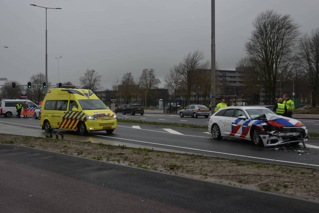 Politievoertuig betrokken bij ongeval tijdens achtervolging