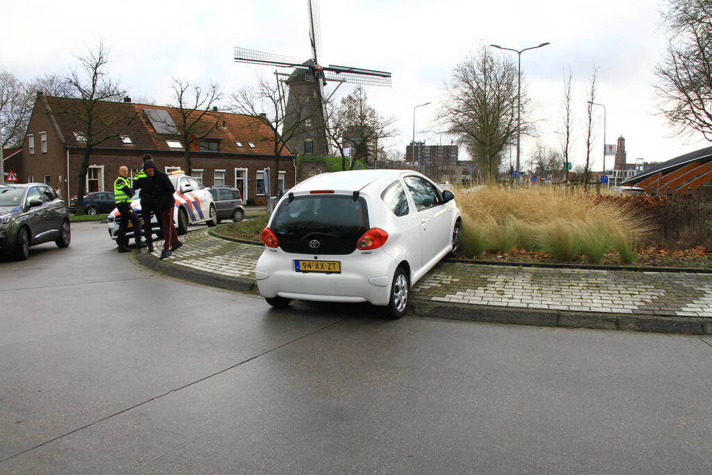 Automobilist belandt op rotonde