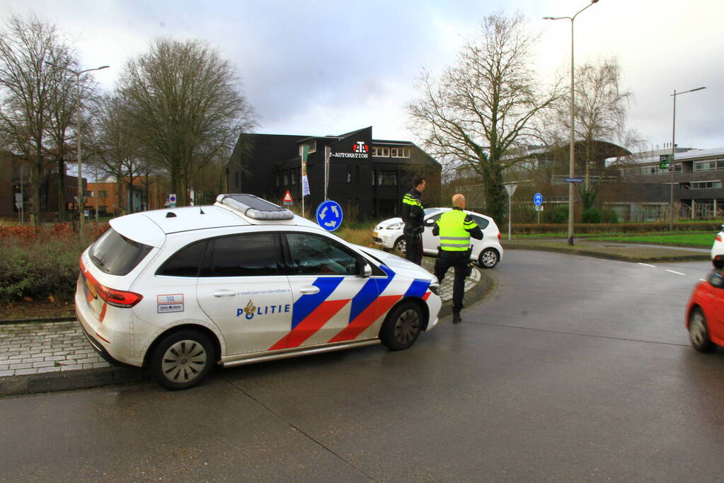 Automobilist belandt op rotonde