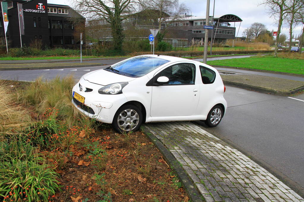 Automobilist belandt op rotonde