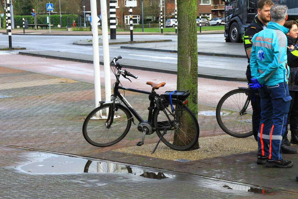 Persoon hard ten val met elektrische fiets