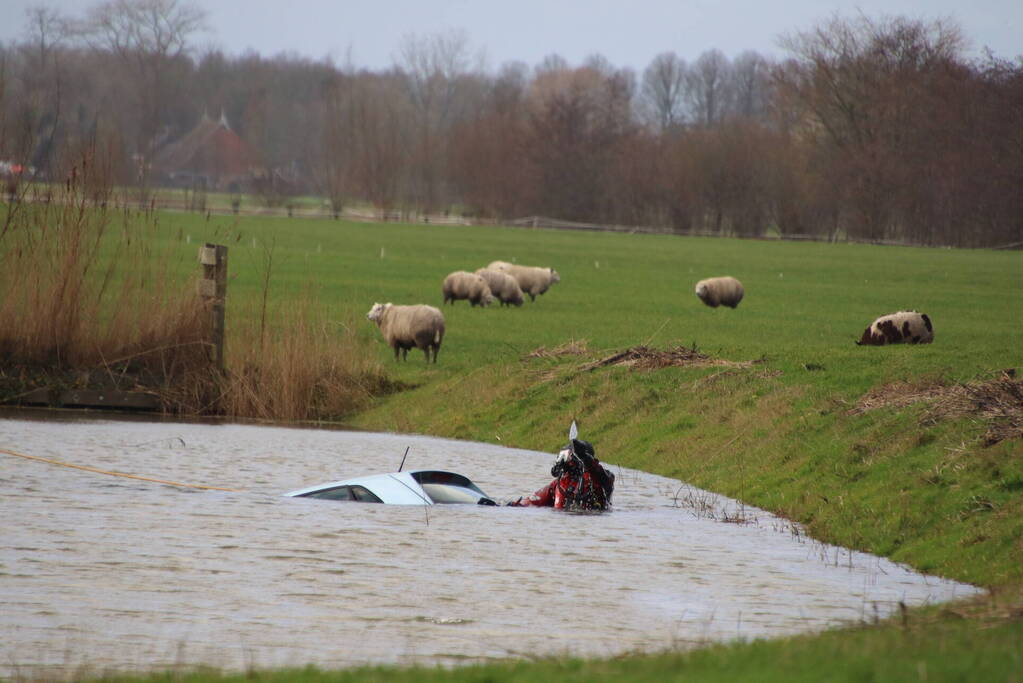 Brandweer ingezet voor te water geraakte auto