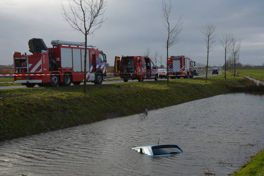 Brandweer ingezet voor te water geraakte auto