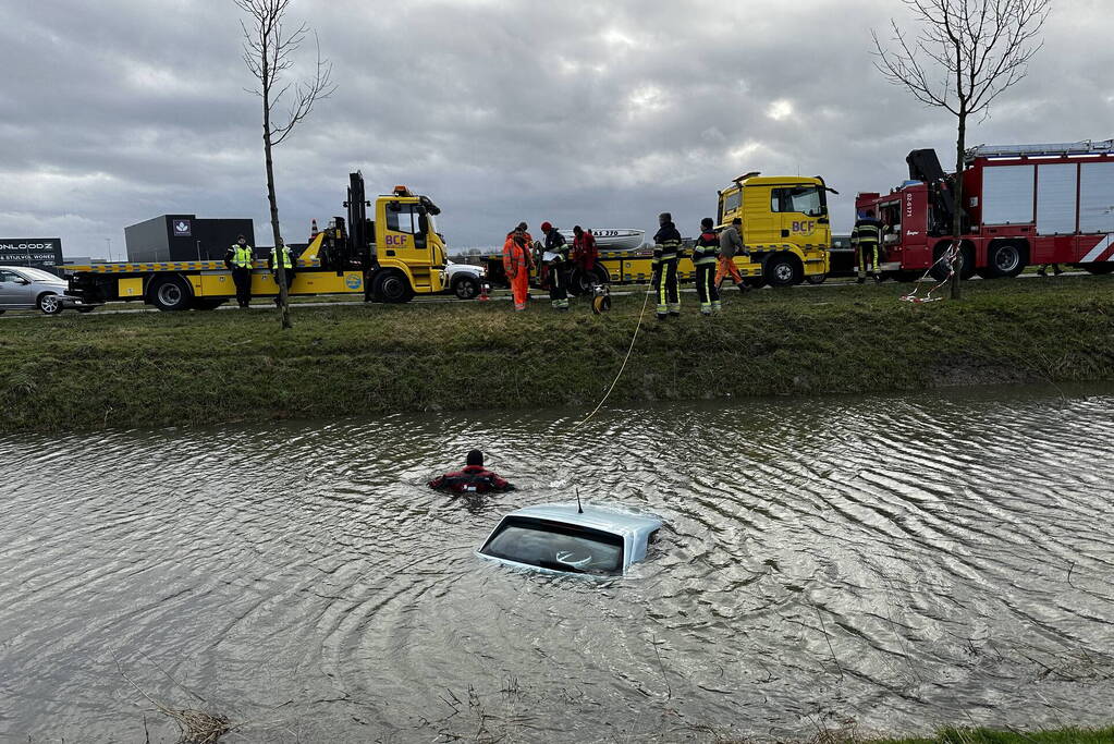 Brandweer ingezet voor te water geraakte auto