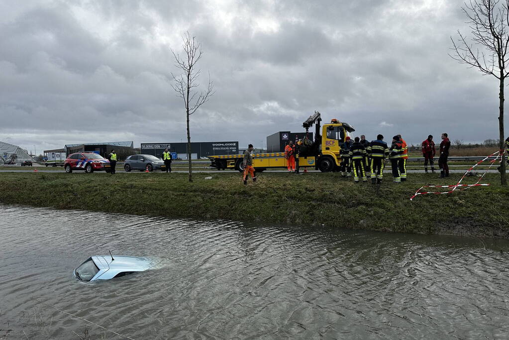 Brandweer ingezet voor te water geraakte auto