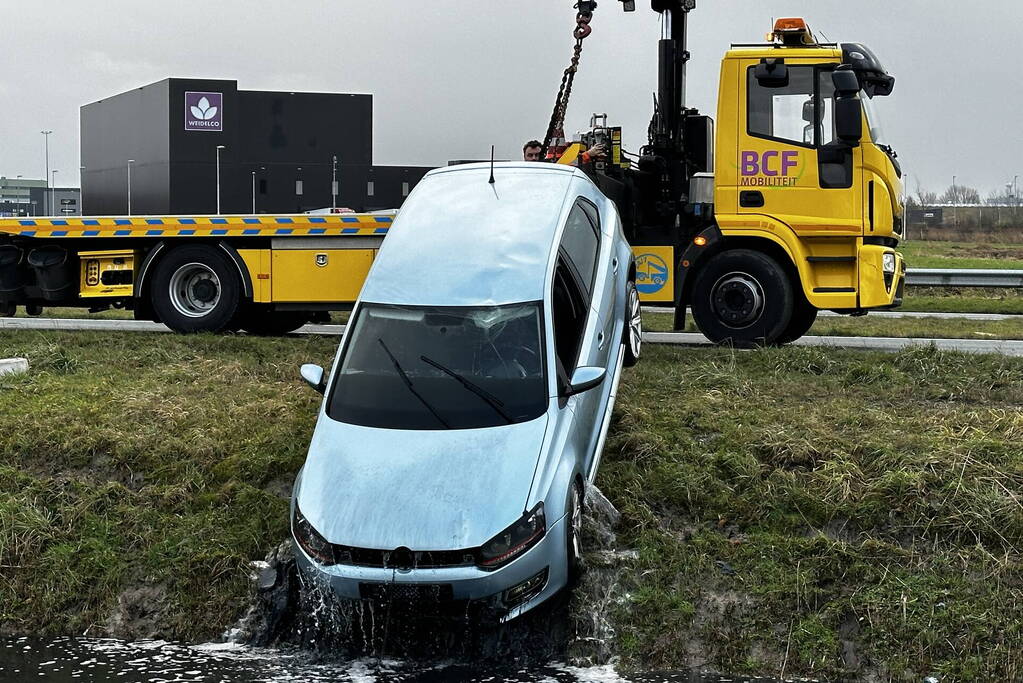 Brandweer ingezet voor te water geraakte auto