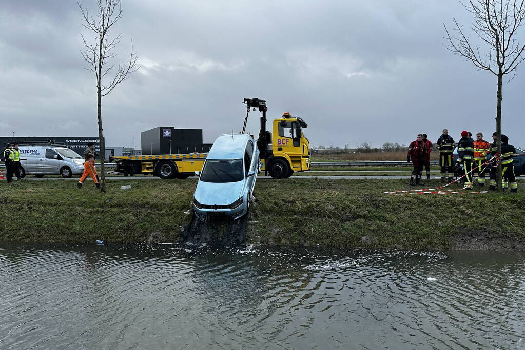 Brandweer ingezet voor te water geraakte auto