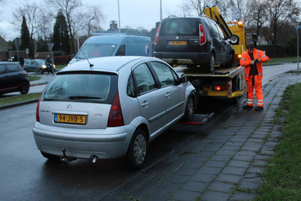 Flinke schade na botsing tussen twee voertuigen