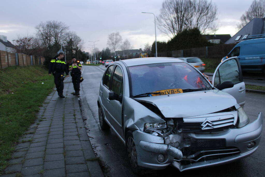 Flinke schade na botsing tussen twee voertuigen