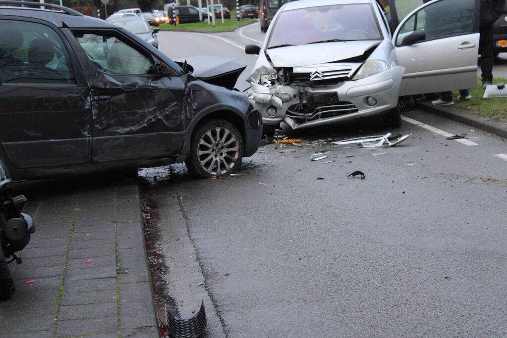 Flinke schade na botsing tussen twee voertuigen