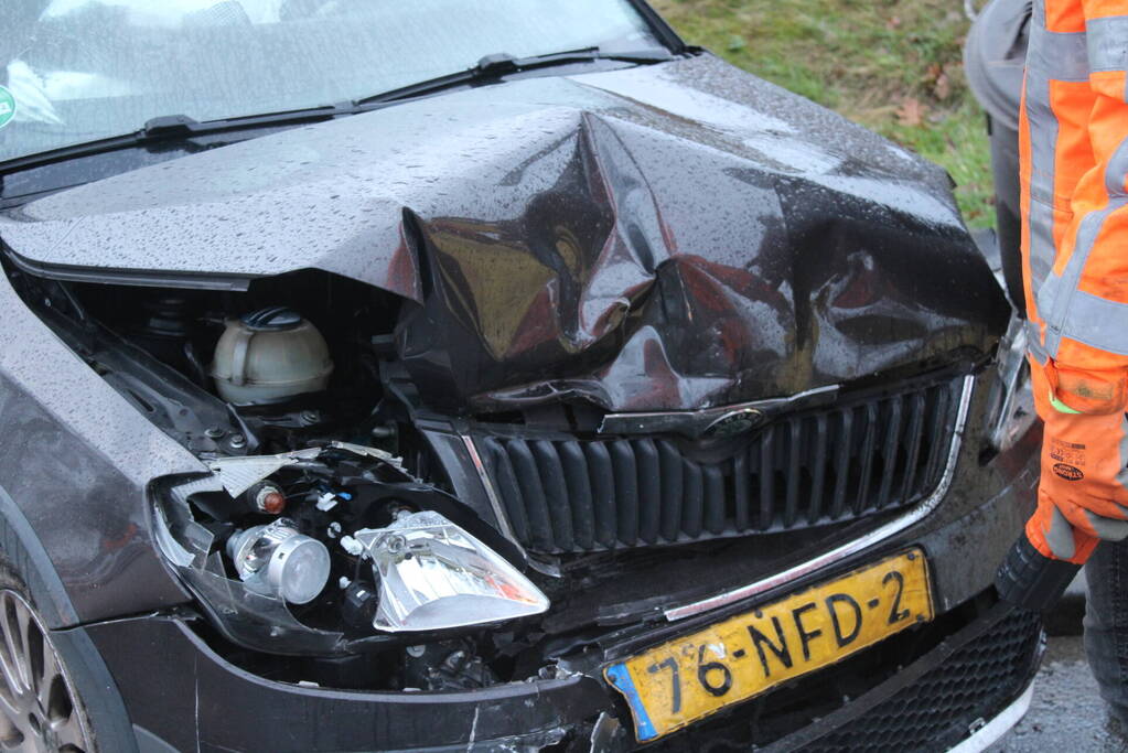 Flinke schade na botsing tussen twee voertuigen