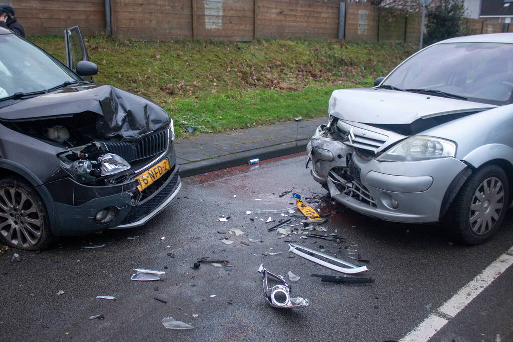 Flinke schade na botsing tussen twee voertuigen