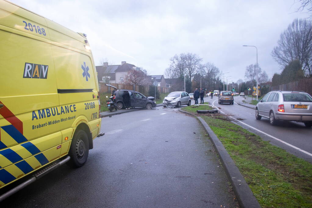 Flinke schade na botsing tussen twee voertuigen