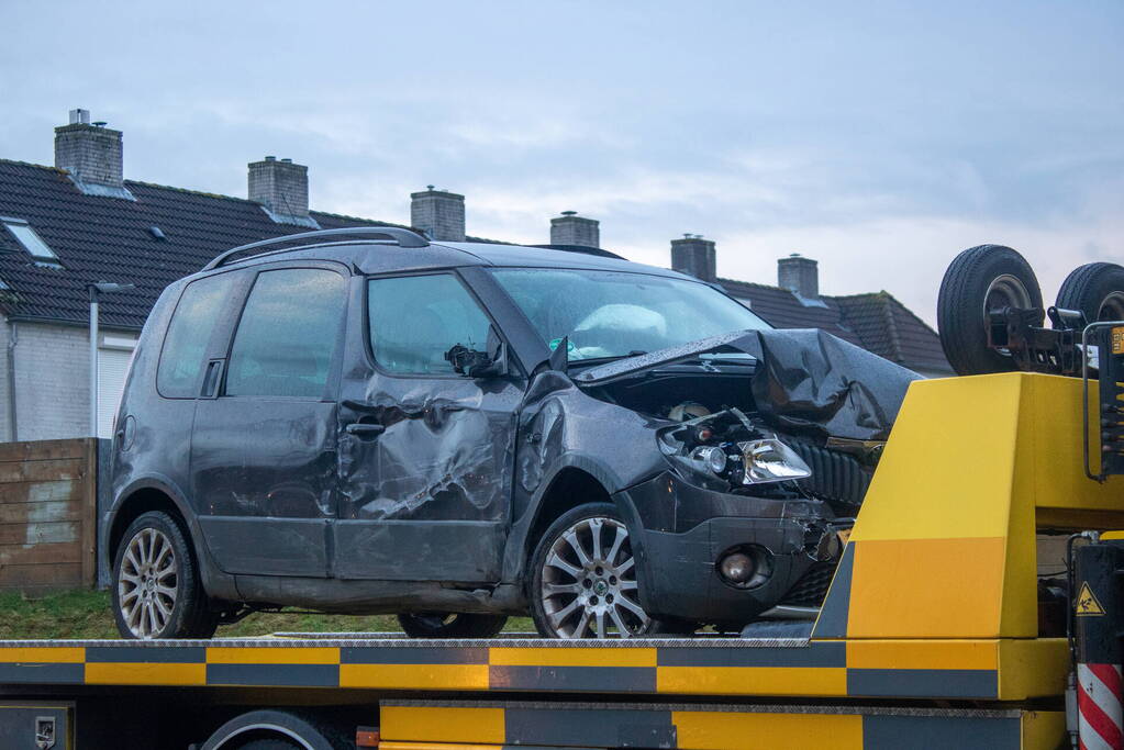 Flinke schade na botsing tussen twee voertuigen