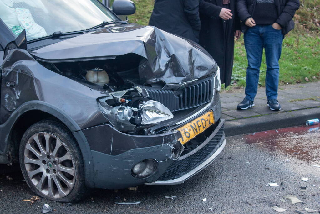 Flinke schade na botsing tussen twee voertuigen