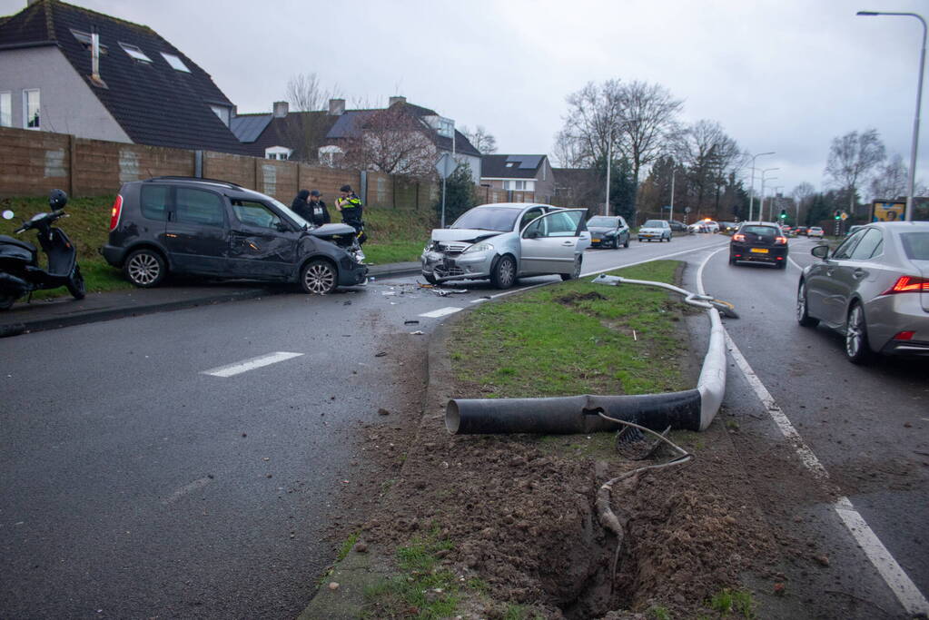 Flinke schade na botsing tussen twee voertuigen