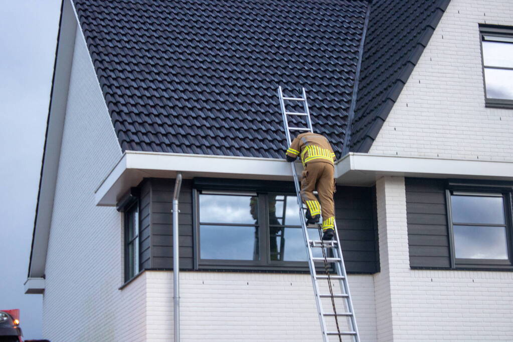 Losgekomen dakpannen goedgelegd door brandweer