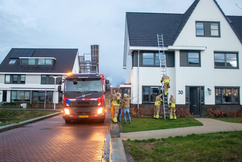 Losgekomen dakpannen goedgelegd door brandweer