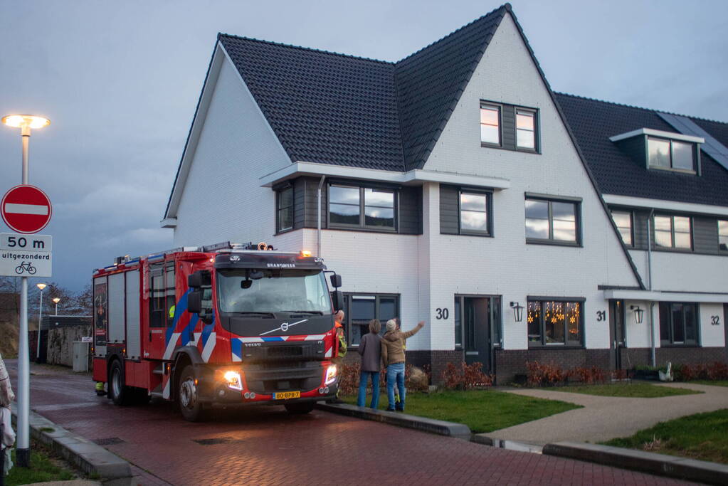 Losgekomen dakpannen goedgelegd door brandweer