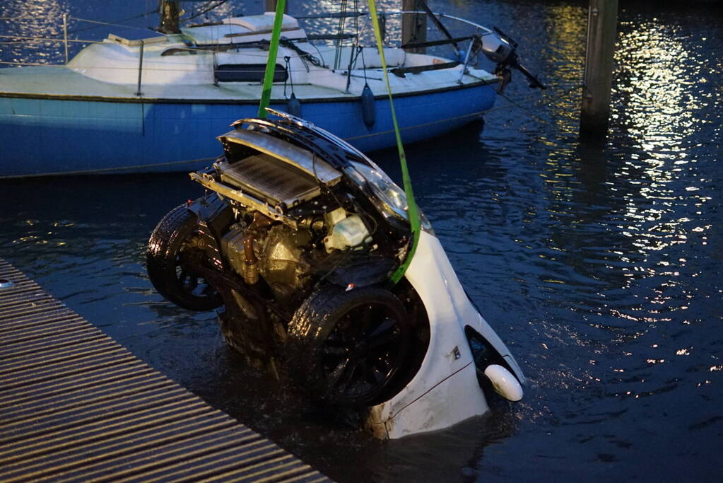 Auto door vergeten handrem te water geraakt