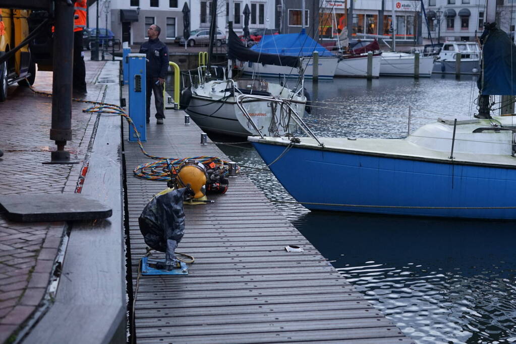 Auto door vergeten handrem te water geraakt