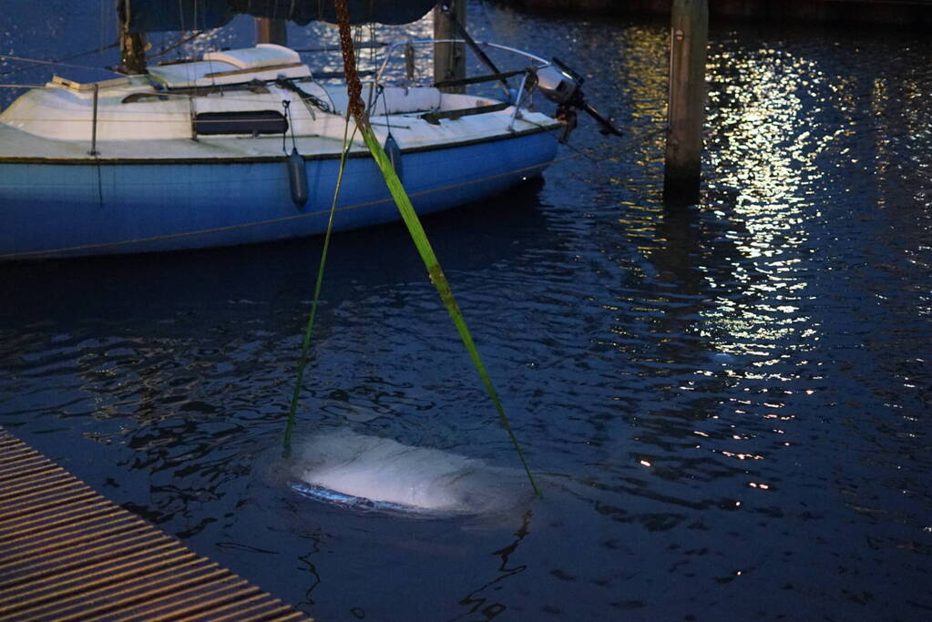 Auto door vergeten handrem te water geraakt