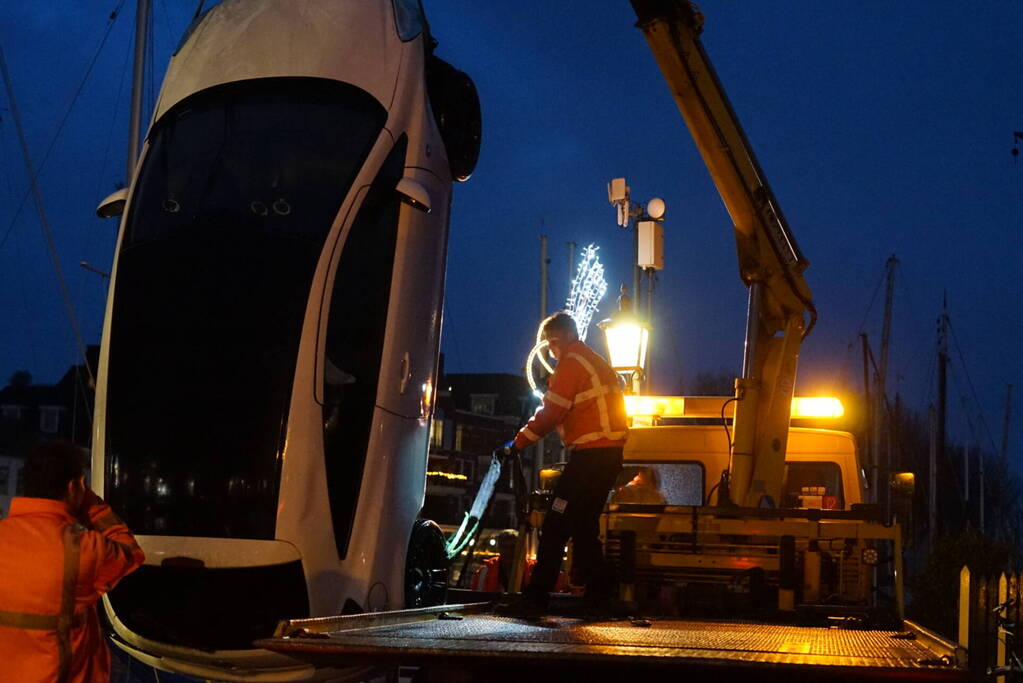 Auto door vergeten handrem te water geraakt