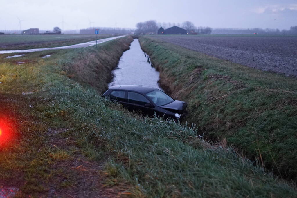 Auto te water bestuurder gewond