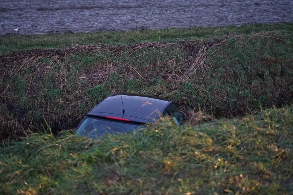 Auto te water bestuurder gewond