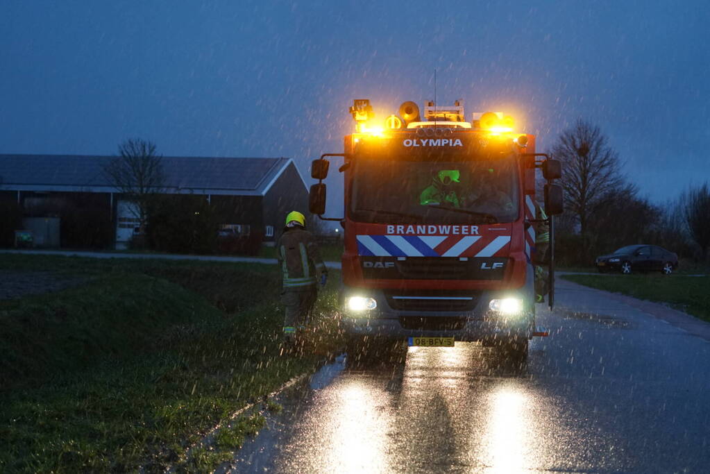 Auto te water bestuurder gewond