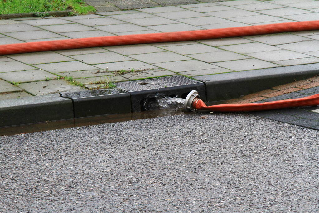 Brandweer pompt ondergelopen kelder leeg