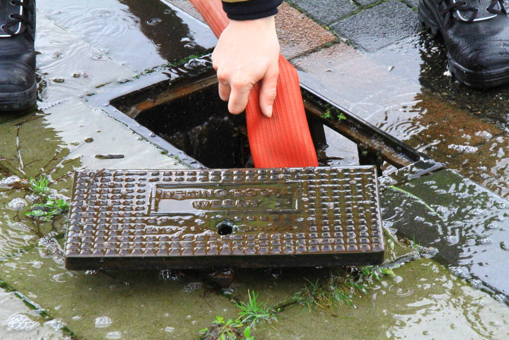 Brandweer pompt ondergelopen kelder leeg