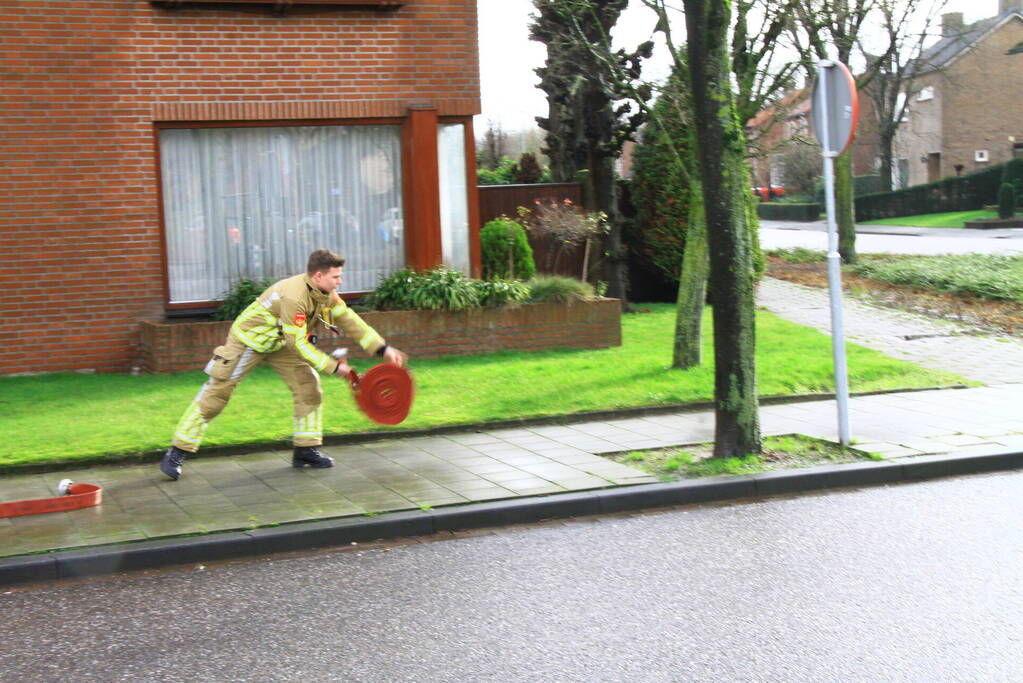 Brandweer pompt ondergelopen kelder leeg